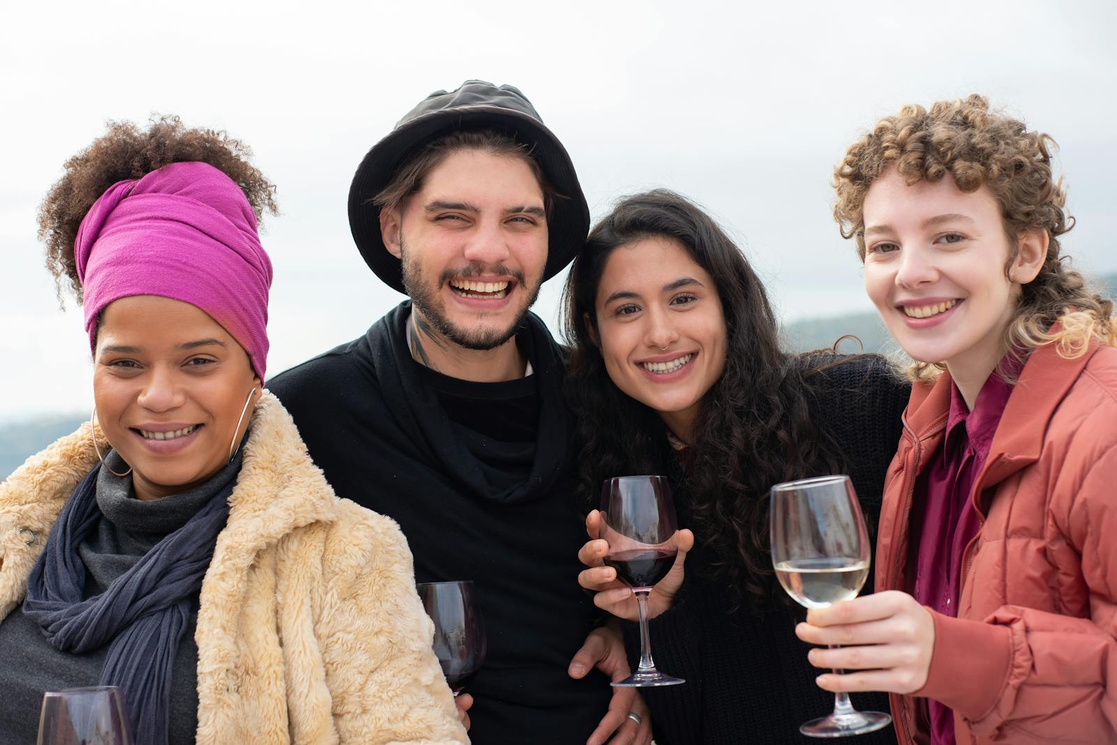 Anstoßen mit Wein in geselliger Runde